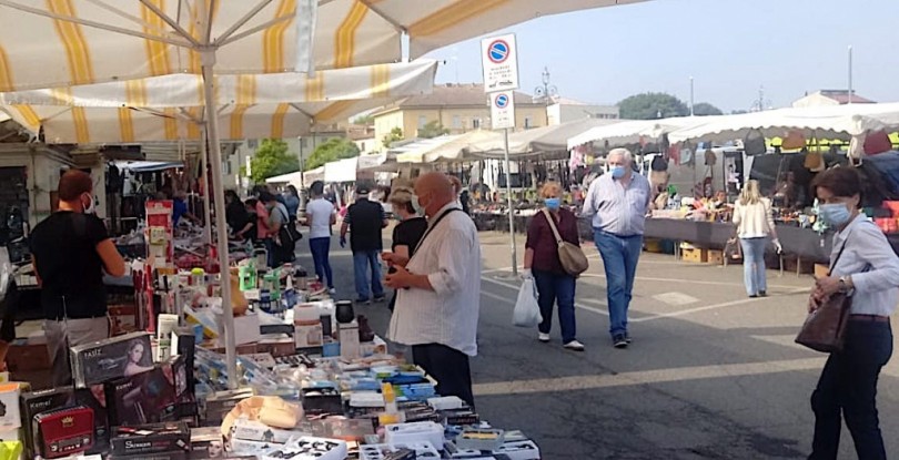 Venerdì 6 novembre mercato ambulante in piazza Castello solo per alimentari